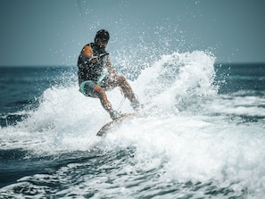 Surfing/bodyboarding