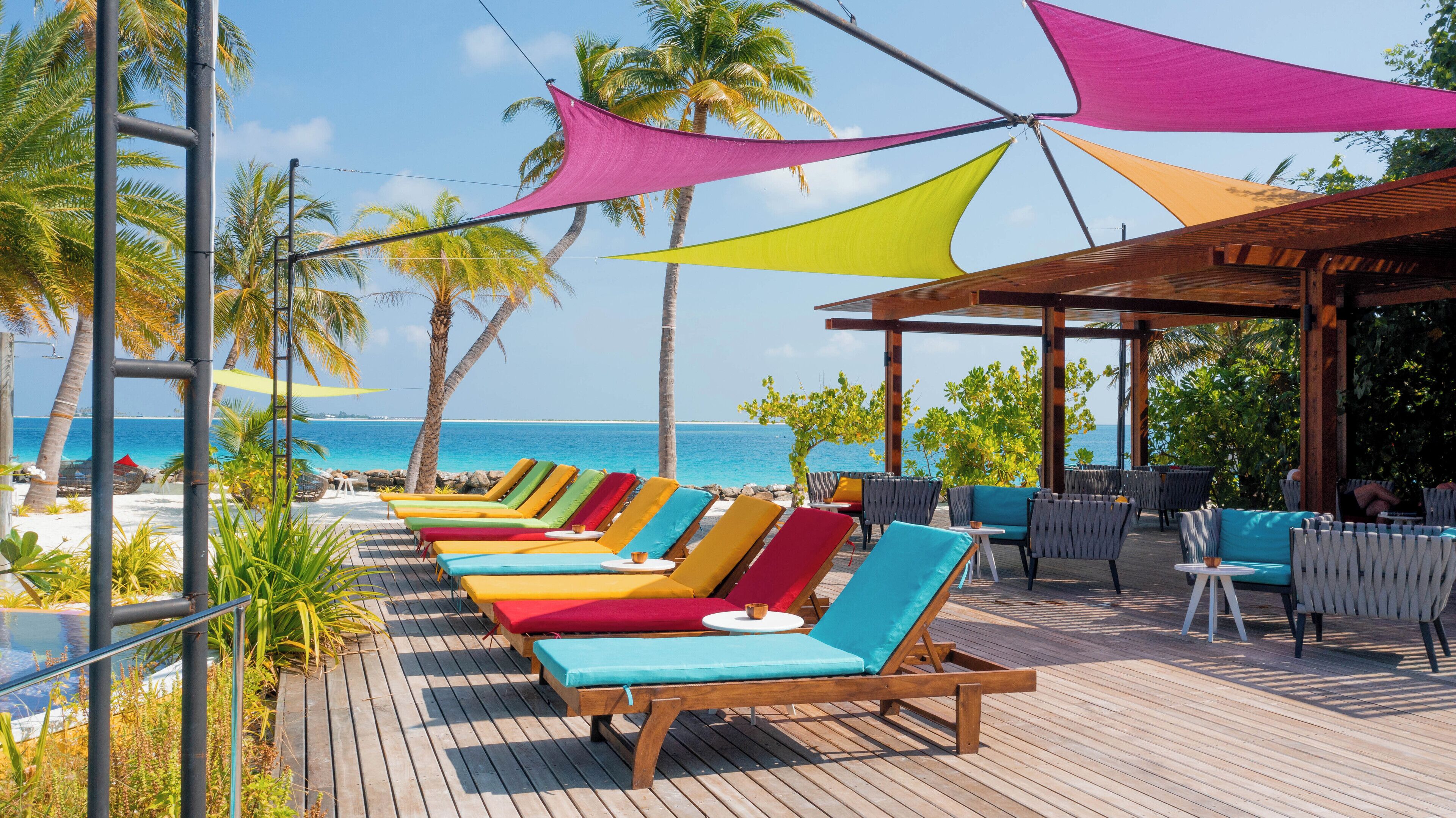 2 สระว่ายน้ำกลางแจ้ง เปิด 10:00 น. ถึง 19:00 น., คาบาน่าฟรี