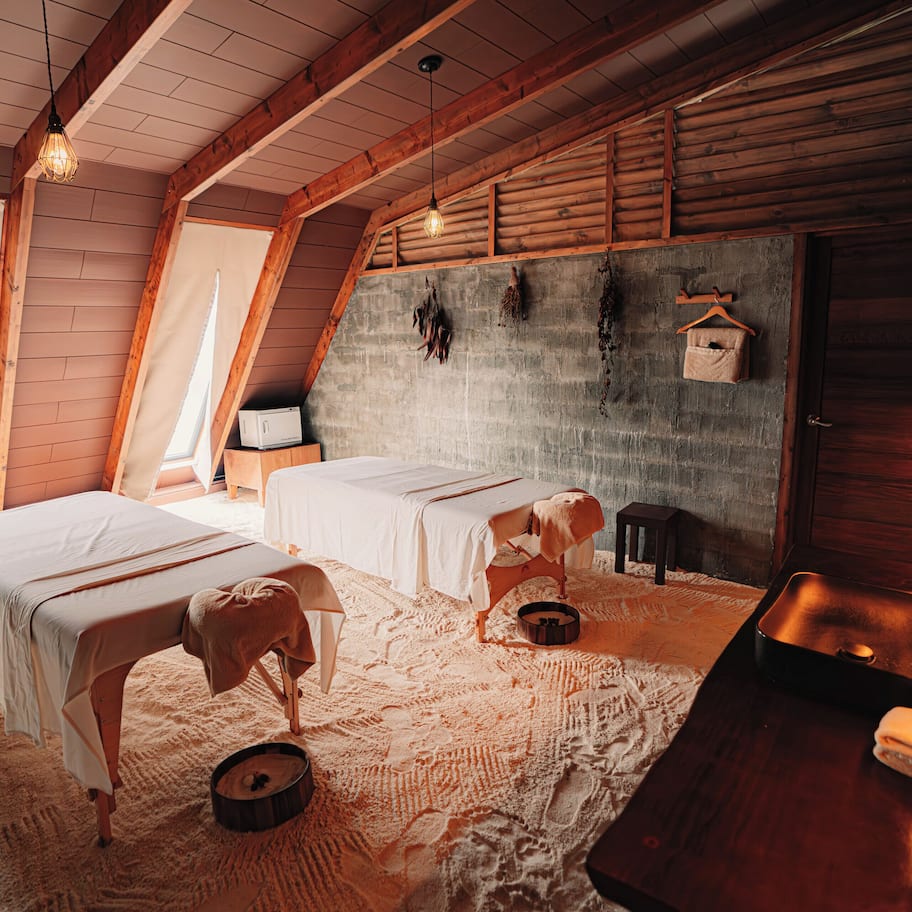 Couples treatment rooms, sauna, hot tub, steam room, hot springs