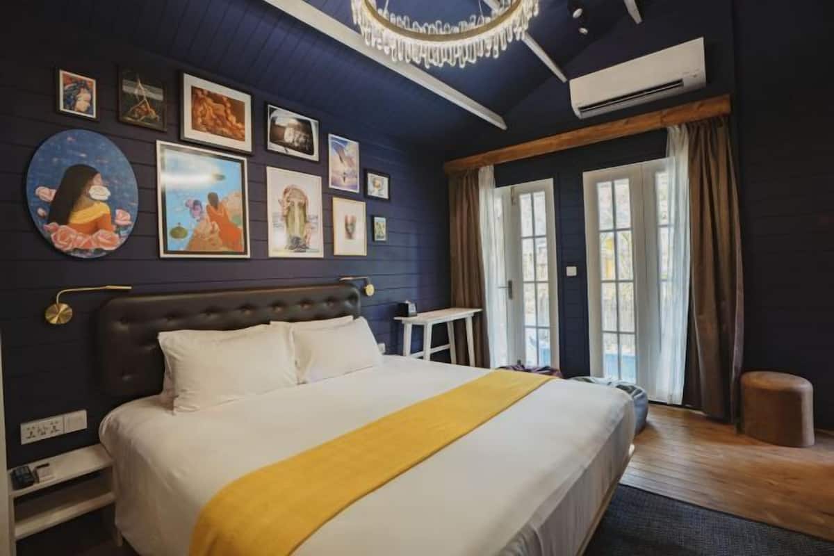 Hypo-allergenic bedding, down duvets, free minibar, in-room safe