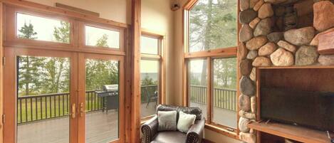 Smart TV, chimenea y oficina