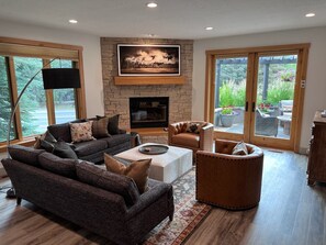 Televisión y chimenea 