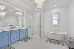 Bathtub, towels - Luxury Pool Home-Private Beach Access-Gated Comm (Destin)