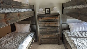 3 bedrooms, iron/ironing board, internet, bed sheets