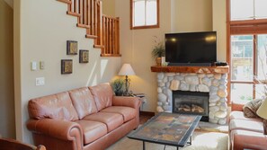 Fernseher, Kamin, DVD-Player, Stereoanlage