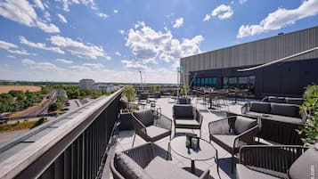 2 bars/lounges, rooftop bar