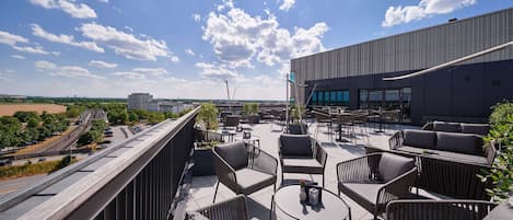 2 bars/lounges, rooftop bar