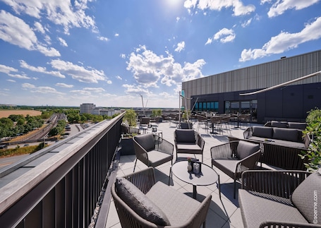 2 Bars/Lounges, Bar auf der Dachterrasse. Dorint Hotel München/Garching