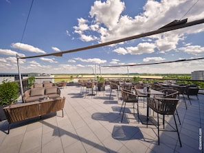 2 quầy bar/khu lounge, bar ở tầng thượng 