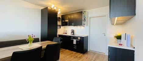Kylskåp, mikrovågsugn, ugn och spishäll