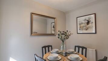 Dishwasher, cookware/dishes/utensils