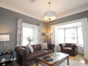 Cottage | Living area | Flat-screen TV - Porter's Lodge (Inverness)