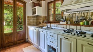 Frigorifero, microonde, forno, piano cottura