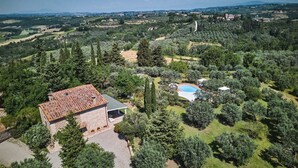 A villa with a tiled roof, surrounded by lush greenery and a swimming pool. - San Martino, Certaldo, Florence and Chianti (Certaldo)
