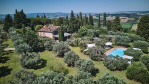 A villa surrounded by lush greenery, a swimming pool, and a view of rolling hills. - San Martino, Certaldo, Florence and Chianti (Certaldo)