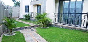 Property grounds - Modern, Stylish & Homely Apt w/wifi*pool*gardens (Kampala)