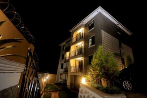 Exterior - Modern, Stylish & Homely Apt w/wifi*pool*gardens (Kampala)