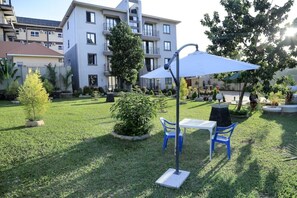 Outdoor dining - Modern, Stylish & Homely Apt w/wifi*pool*gardens (Kampala)