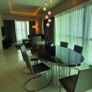 Living area - Quill Residence Three Bedroom Apartment with 5 Star Amenities (Dubai)