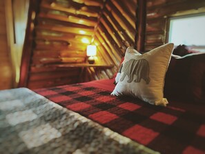 1 bedroom, desk, travel crib, WiFi