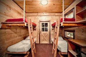 1 bedroom, desk, travel crib, WiFi