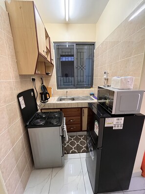 Kjøleskap, mikrobølgeovn, ovn og vannkoker