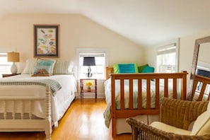 3 bedrooms, desk, iron/ironing board, travel crib