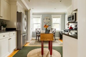 Fridge, microwave, oven, stovetop - Located close to wedding venues, university, shops and eateries and Newport. (Bristol)