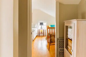 3 bedrooms, desk, iron/ironing board, travel crib - Located close to wedding venues, university, shops and eateries and Newport.   (Bristol)