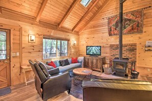 TV, fireplace, video games - Pinetop-Lakeside Cabin w/ Deck: Hike, Ski & Golf (Pinetop-Lakeside)
