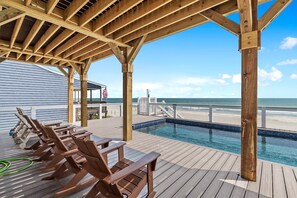 A heated pool - 10 Oars: Luxurious 10-bedroom oceanfront home in Oak Island, perfect for large gatherings. (Oak Island)