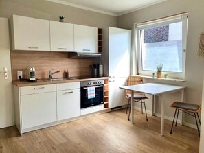 Een koelkast, een magnetron, een oven, een kookplaat