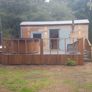 Exterior - Peaceful Woodland hut hot tub Elstead Godalming (Godalming)