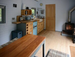 Chalet rustique, 1 grand lit | Cuisine privée | Réfrigérateur, surface de cuisson, grille-pain