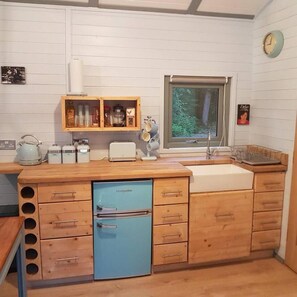 Cabin, 1 Queen Bed | Private kitchen | Fridge, stovetop, toaster - Peaceful Woodland hut hot tub Elstead Godalming (Godalming)