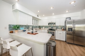 Refrigerador, microondas, horno y parrilla de estufa