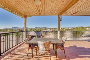Outdoor dining - Private Hot Tub & Epic Views in Superstition Mtns! (Apache Junction)