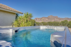 Piscina com vista desobstruída para montanhas ao fundo.