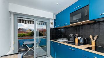 Coffee/tea maker, fridge, microwave, stovetop