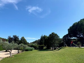 Property grounds - Between Alpilles and Luberon - Large family house 10 pers - swimming pool (CAUMONT SUR DURANCE)