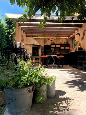 Outdoor dining - Between Alpilles and Luberon - Large family house 10 pers - swimming pool (CAUMONT SUR DURANCE)