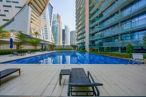 สระว่ายน้ำกลางแจ้ง