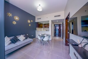 Appartement Design | Aire de séjour | Téléviseur à écran plat de 43 po avec télévision par câble, téléviseur