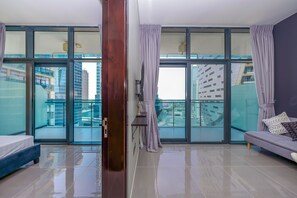 ดีไซน์อพาร์ทเมนท์ | บริเวณนั่งเล่น | ทีวีจอแบน 43 นิ้ว พร้อมช่องเคเบิล, ทีวี