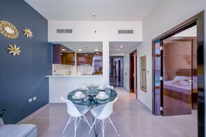 Appartement Design | Aire de séjour | Téléviseur à écran plat de 43 po avec télévision par câble, téléviseur