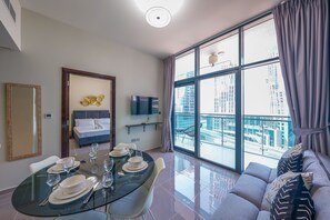 ดีไซน์อพาร์ทเมนท์ | บริเวณนั่งเล่น | ทีวีจอแบน 43 นิ้ว พร้อมช่องเคเบิล, ทีวี