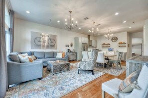 Smart TV, offices - Modern 4BR Town Home - Walk to Pearl/Riverwalk (San Antonio)