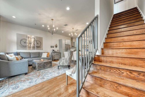 Modern 4BR Town Home - Walk to Pearl/Riverwalk