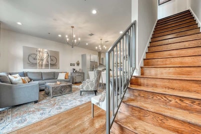 Modern 4BR Town Home - Walk to Pearl/Riverwalk