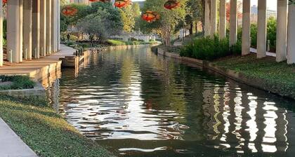 Modern 4BR Town Home - Walk to Pearl/Riverwalk